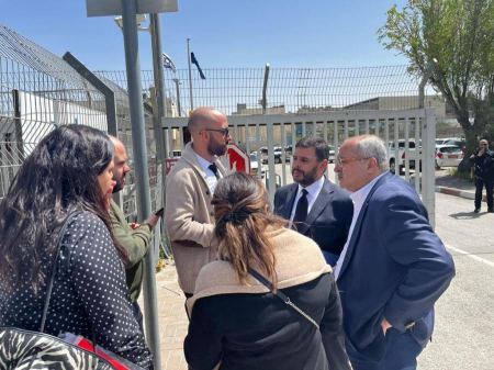 النائب احمد الطيبي مع اهالي المعتقلين والشباب في معتقل عطاروت